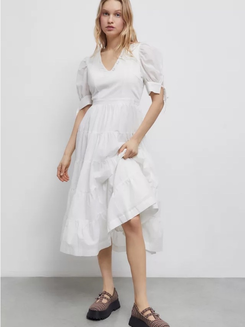 En Saison White V‑Neck Puff‑Sleeve Tiered Midi Dress